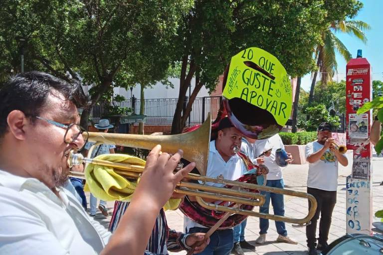 En Culiacán, músicos tocan en la calle por falta de trabajo ante la violencia