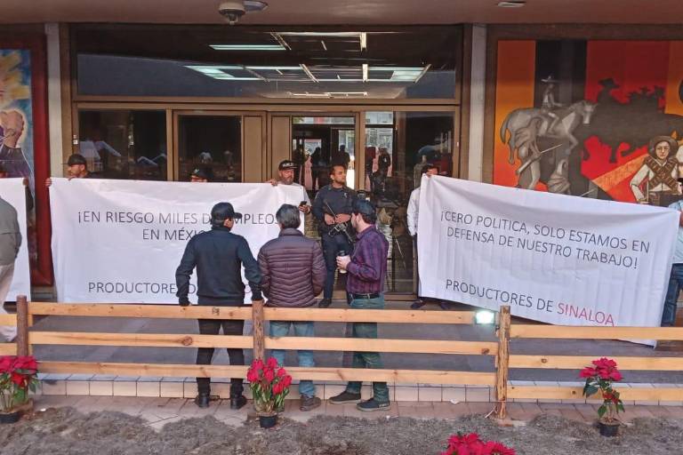 Acuacultores del noroeste del País toman el Palacio de Gobierno de Sinaloa