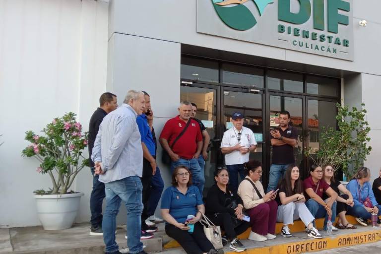 Trabajadores del DIF Culiacán protestan por recorte a sueldos; acusan retiro de prestaciones desde enero