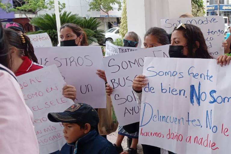 Personas de una invasión acuden al Palacio Municipal de Culiacán para demandar a las autoridades apoyos y seguridad.
