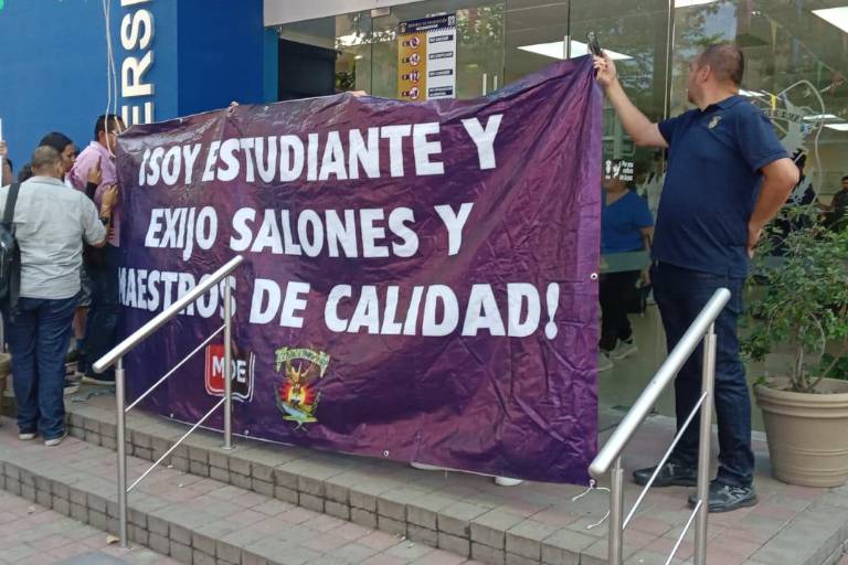 Protestan estudiantes de Odontología en la UAS contra cuota de materias clínicas