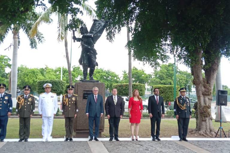 Rocha encabeza ceremonia por aniversario 215 de la Independencia de México