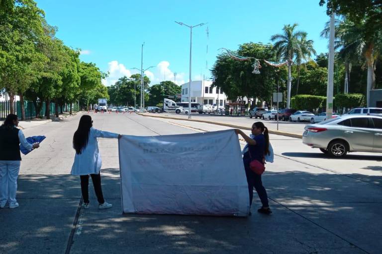 Trabajadores de IMSS Bienestar bloquean vialidad en Culiacán para exigir basificación