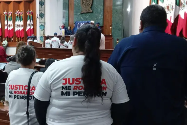 Policías integrantes del grupo Guerreros Azules tomaron la tribuna del Congreso de Sinaloa.