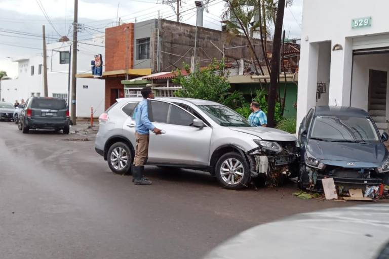 Por lluvia intensa, en Culiacán vehículos fueron arrastrados en calles