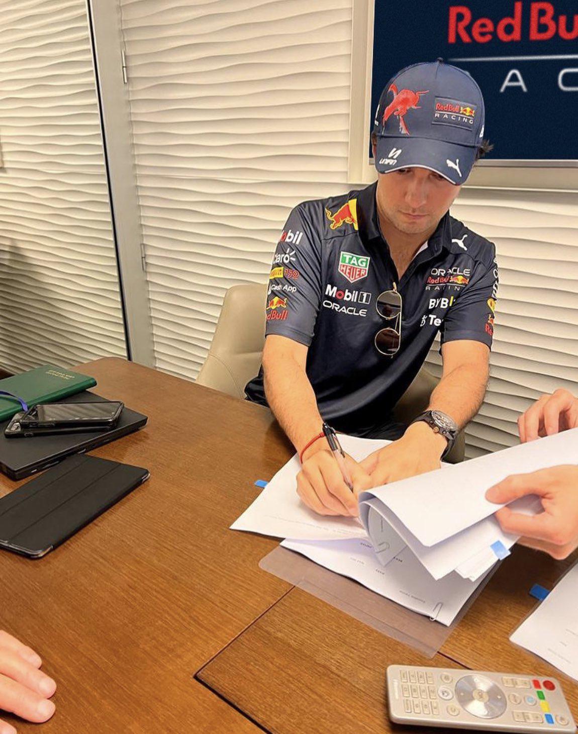 $!Sergio ‘Checo’ Pérez alarga vínculo con Oracle Red Bull Racing por dos años más