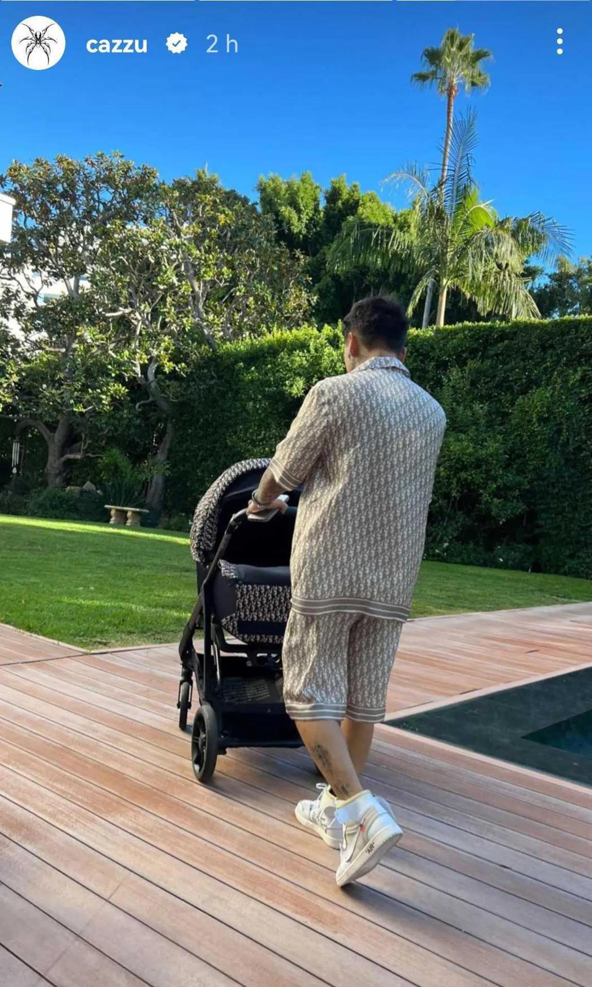 $!Christian Nodal pasea a su bebé.