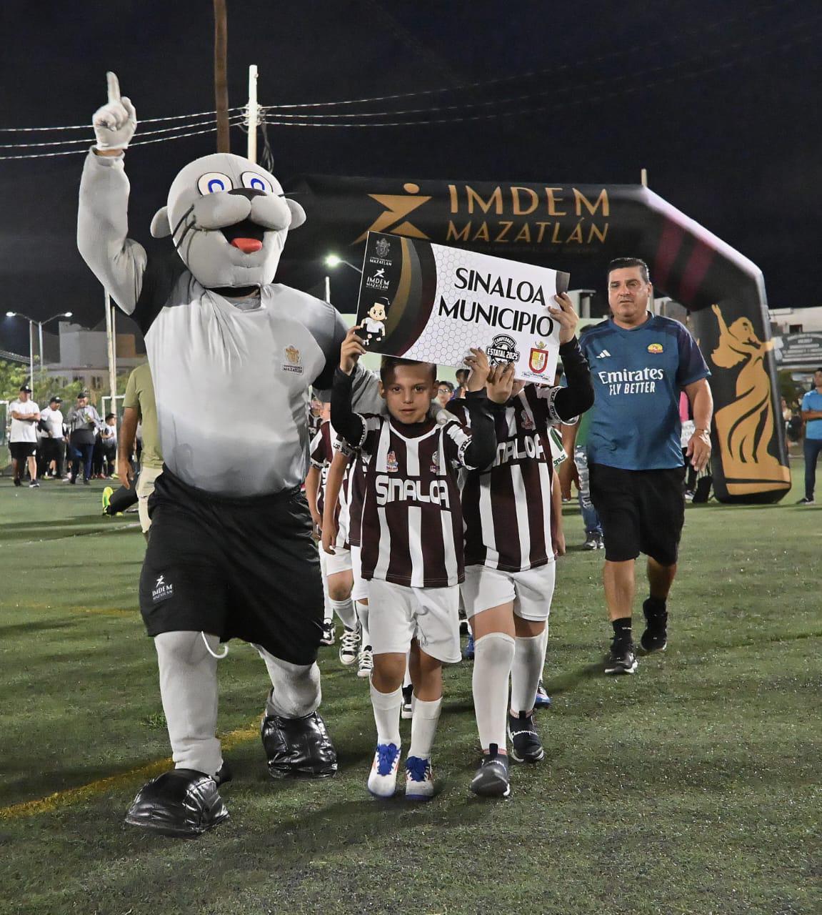 $!¡Encienden las emociones! Inauguran torneos estatales de futbol en Mazatlán