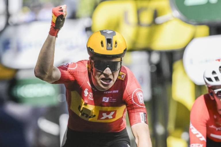 Jonas Abrahamsen conquista Toulouse en una etapa 11 frenética marcada por ataques, fugas y la caída de Pogacar