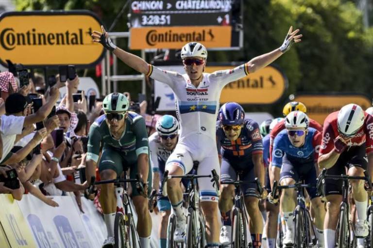 Tim Merlier gana en Châteauroux y Van der Poel roza la hazaña en la etapa 9 del Tour de Francia