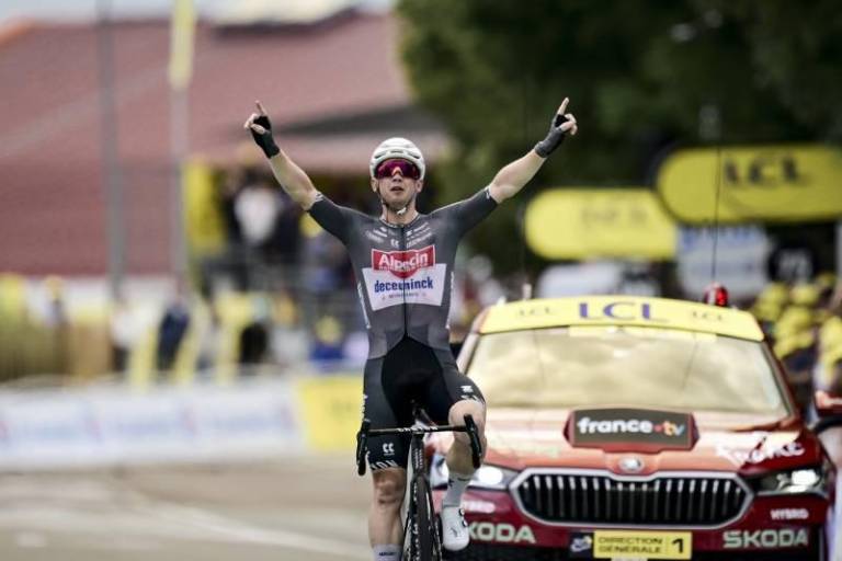 Kaden Groves se doctora en Pontarlier y Pogacar acaricia su cuarto Tour de Francia