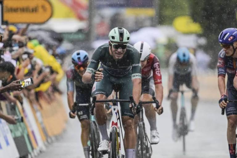 Jonathan Milan reina en Valence tras una ‘volata’ caótica y afianza el maillot verde en el Tour de Francia