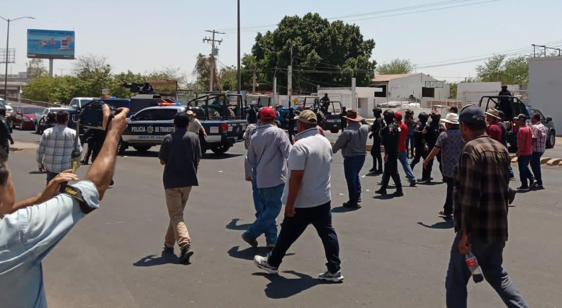 $!Maiceros toman Culiacán y paralizan el Aeropuerto