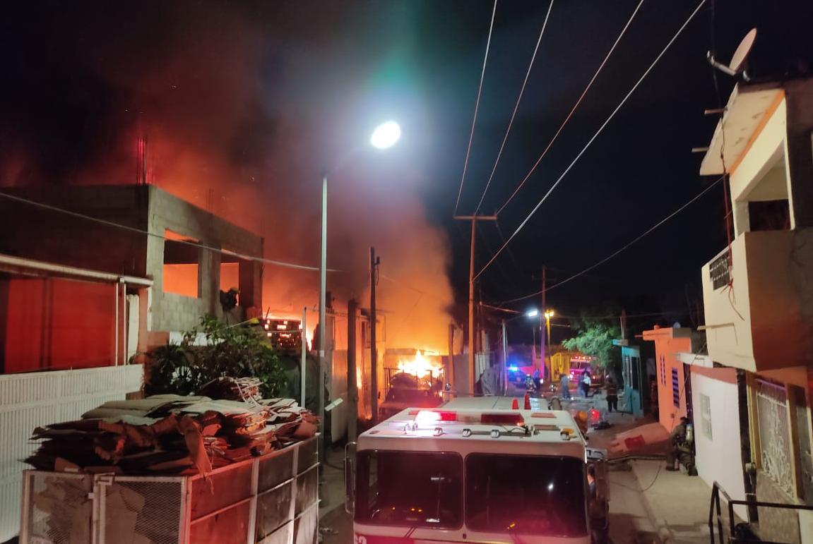 $!Incendio en recicladora deja sin luz la zona sur de Mazatlán