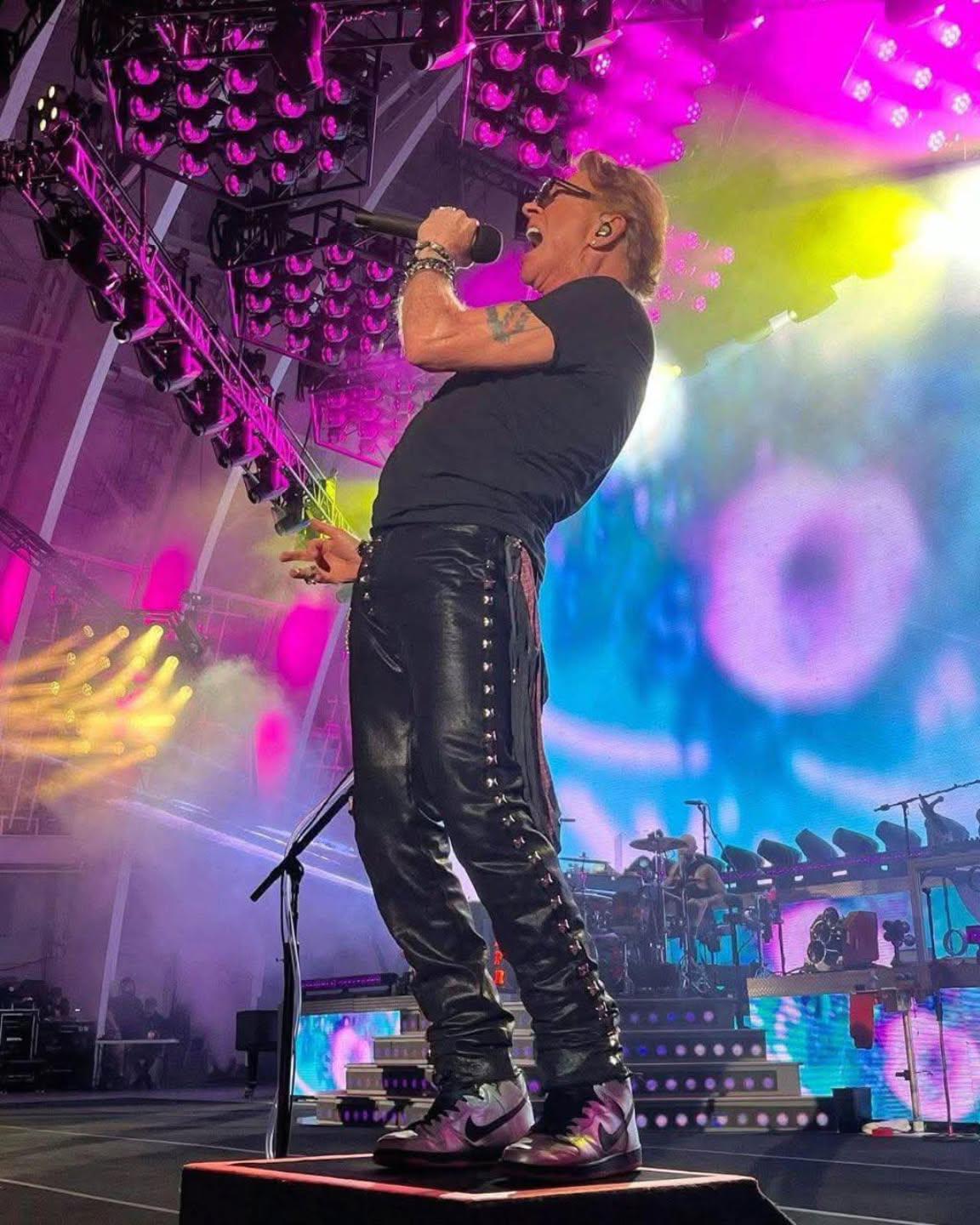 $!Uno de los momentos más emotivos fue el homenaje que Axl Rose hizo al fallecido Ozzy Osbourne.