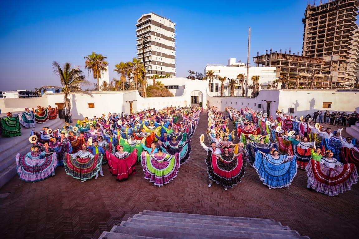 $!Mazatlán celebra el 50 aniversario del ISIC con muestra monumental de danza folklórica