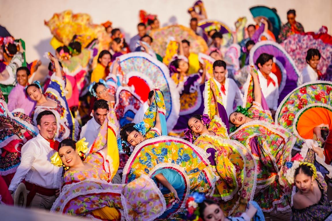 $!Mazatlán celebra el 50 aniversario del ISIC con muestra monumental de danza folklórica