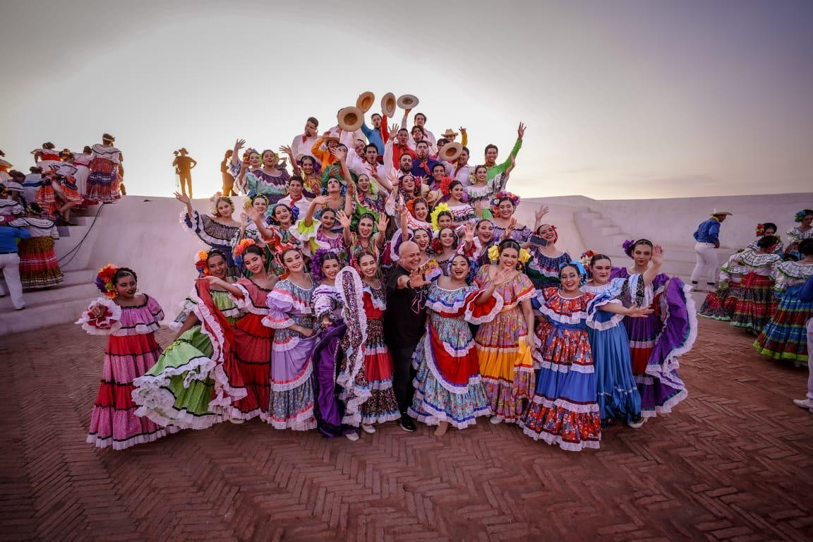 $!Mazatlán celebra el 50 aniversario del ISIC con muestra monumental de danza folklórica