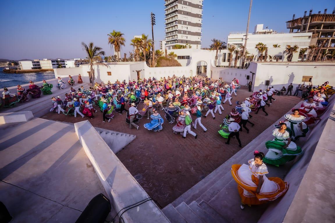 $!Mazatlán celebra el 50 aniversario del ISIC con muestra monumental de danza folklórica