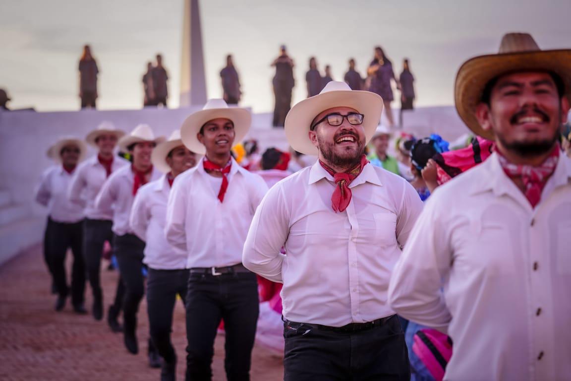 $!Mazatlán celebra el 50 aniversario del ISIC con muestra monumental de danza folklórica