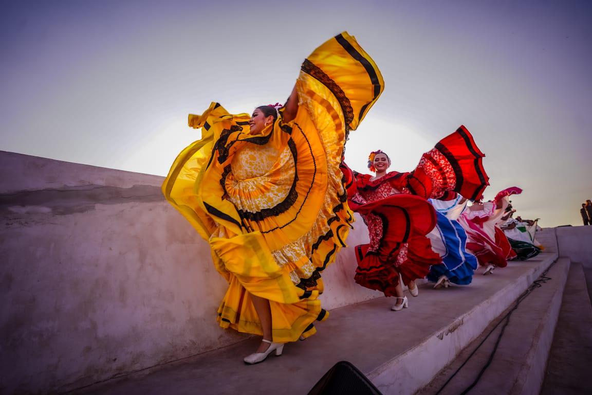 $!Mazatlán celebra el 50 aniversario del ISIC con muestra monumental de danza folklórica
