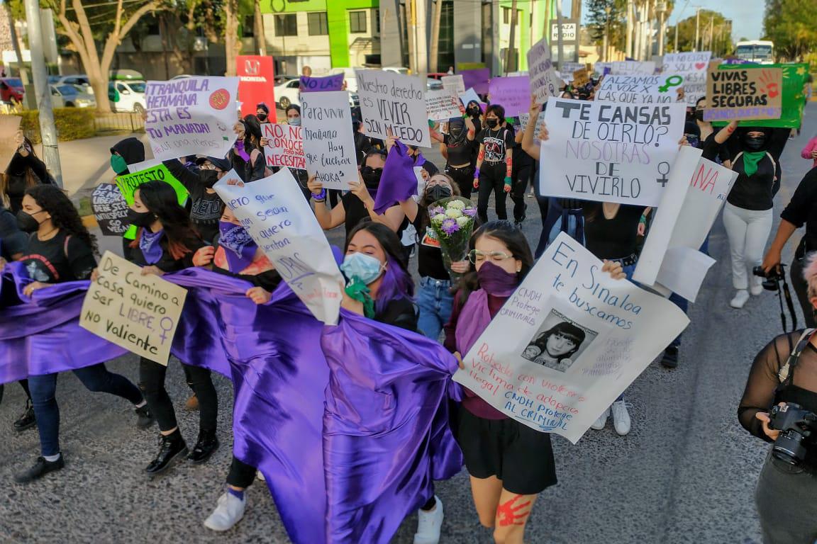 $!Marchan feministas en Los Mochis