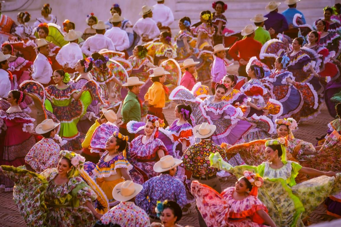 $!Mazatlán celebra el 50 aniversario del ISIC con muestra monumental de danza folklórica
