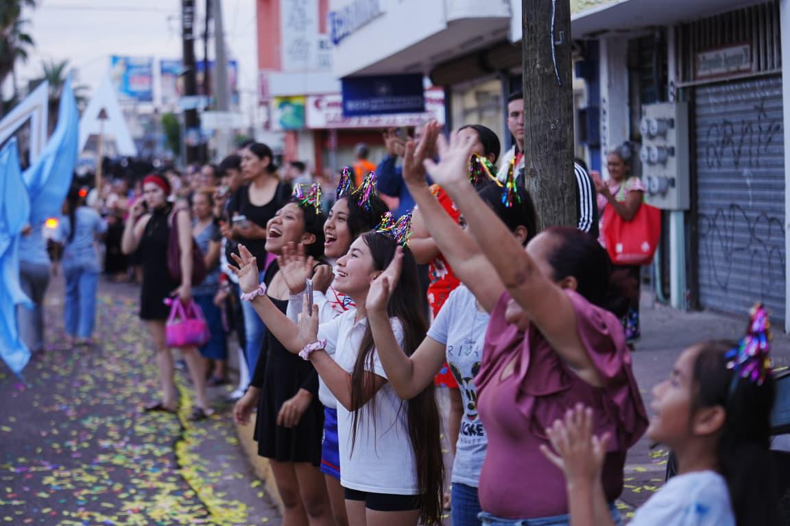 $!Las aspirantes reciben aplausos y muestras de cariño del público.