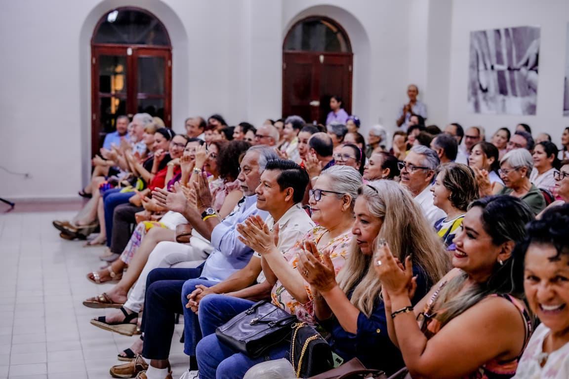 $!El público aplaudió efusivamente a los artistas.