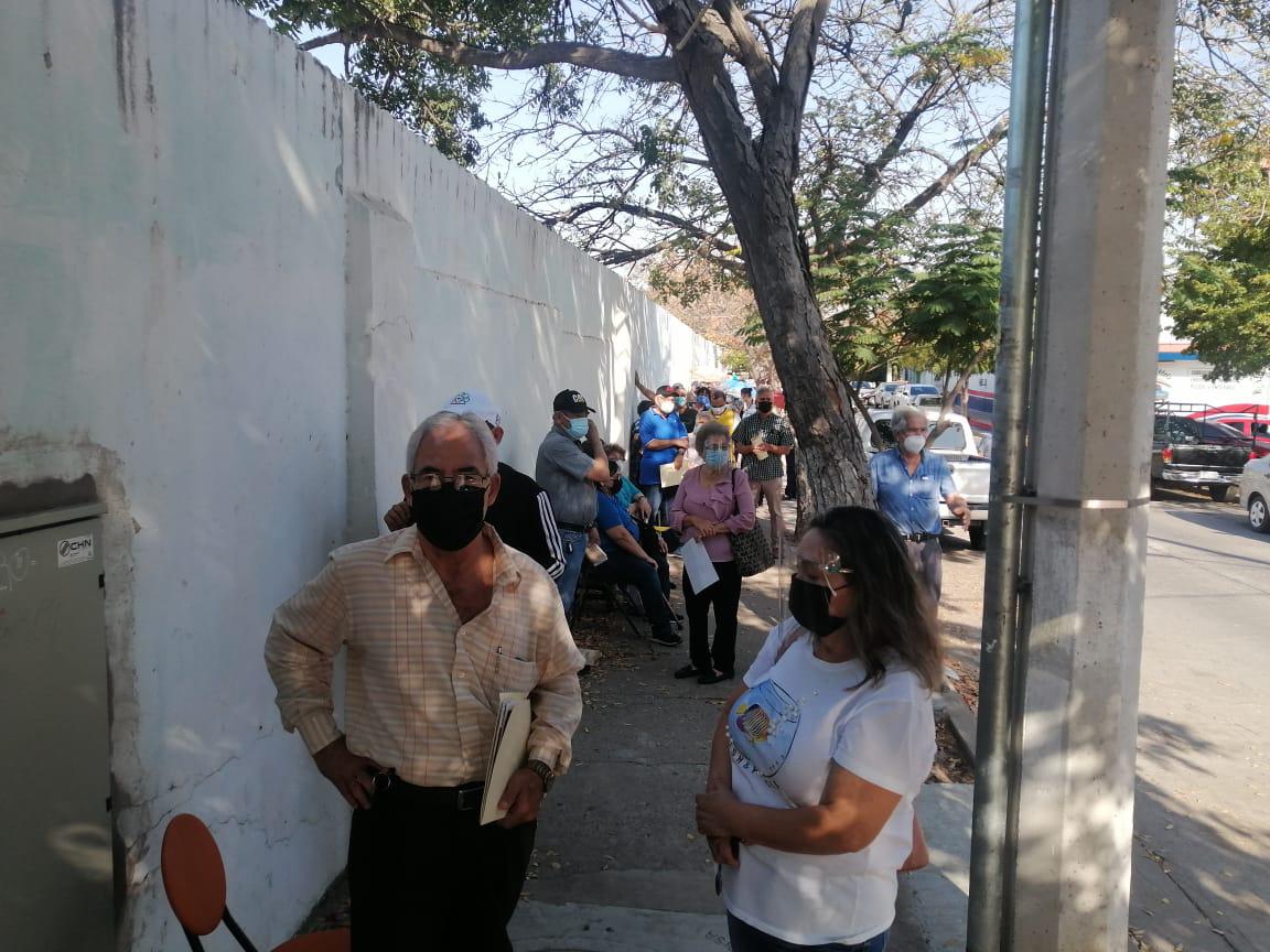 $!Alegra a Rosa María acudir a aplicarse la vacuna contra el Covid-19, en Culiacán