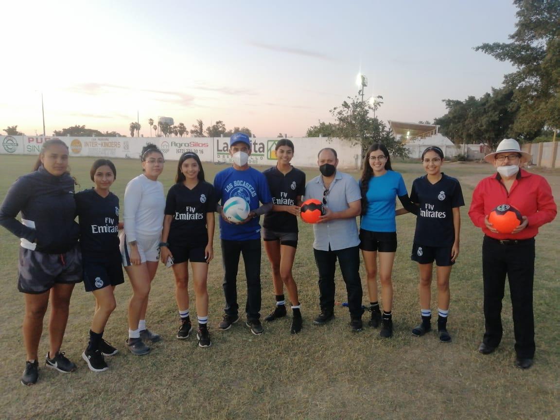 $!Entregan material deportivo para fomentar la práctica de las diferentes disciplinas en Navolato