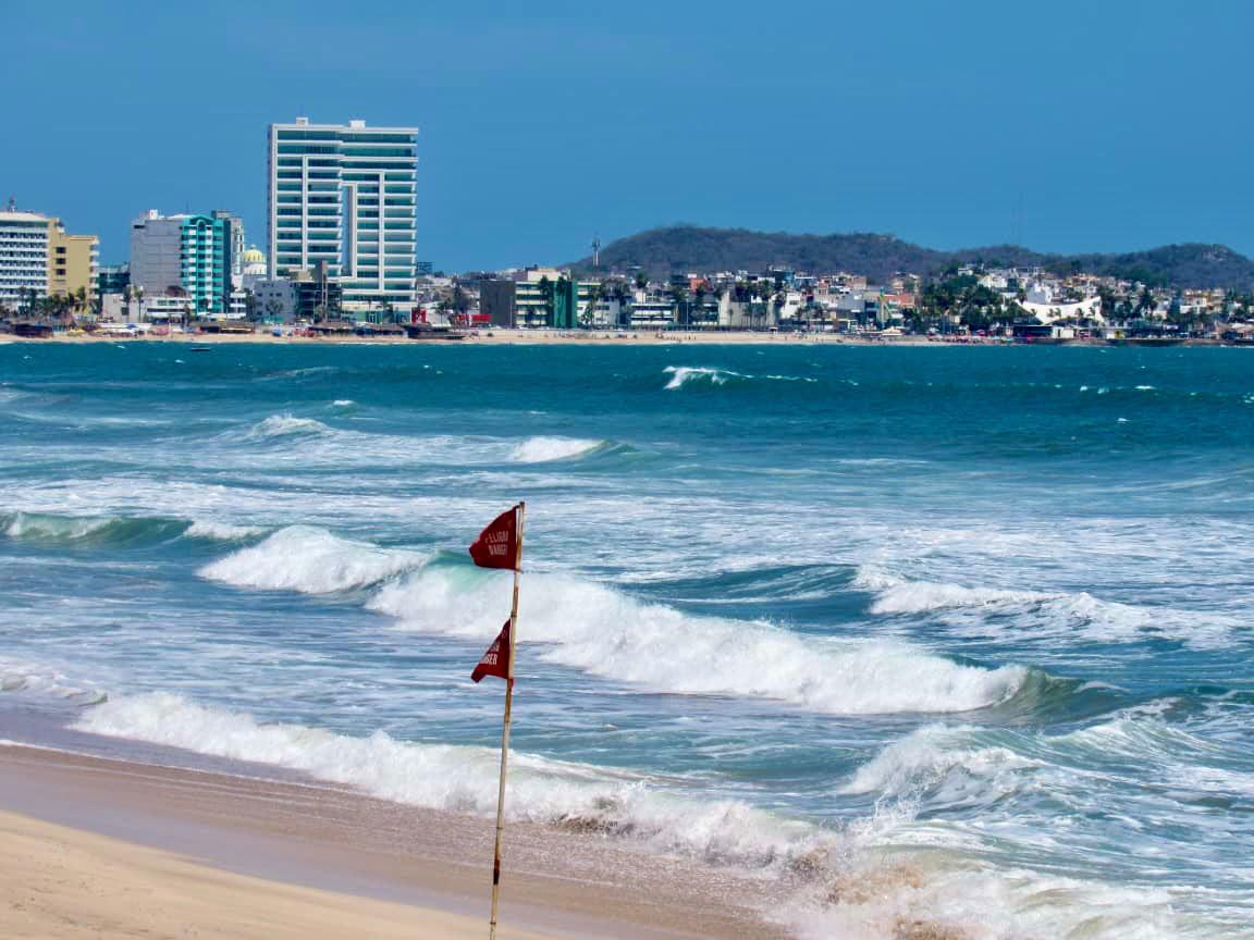 $!Autoridades exhortan a bañistas a extremar precauciones ante la presencia de corrientes marinas y quemadores, en Mazatlán