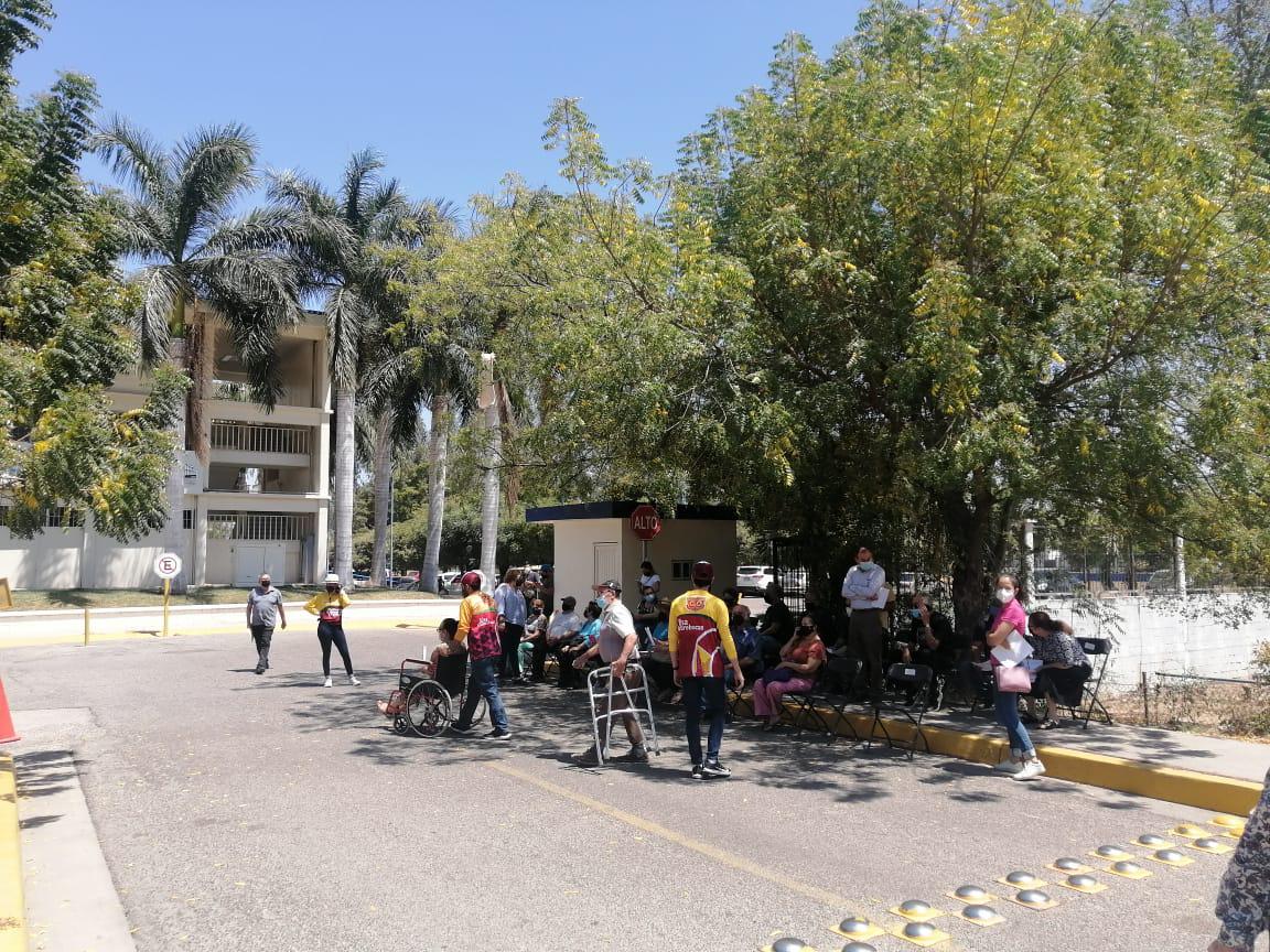 $!Fluye vacunación contra Covid-19 en la Facultad de Medicina de la UAS, en Culiacán
