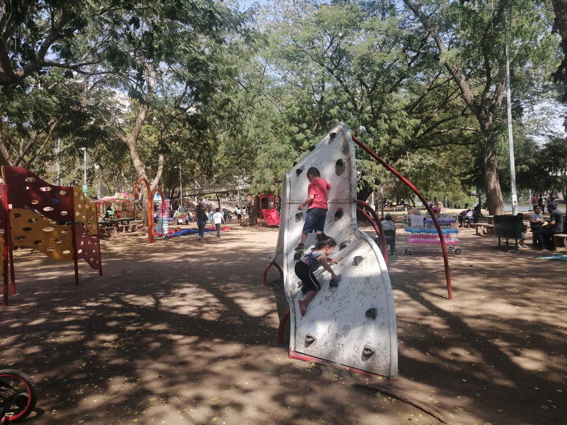 $!Culiacanenses disfrutan de Semana Santa en Parque Las Riberas