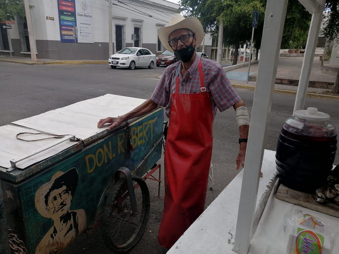 $!Don Roberto ha sido marisquero por más de 50 años, nunca antes había adquirido el kilo de limón tan caro