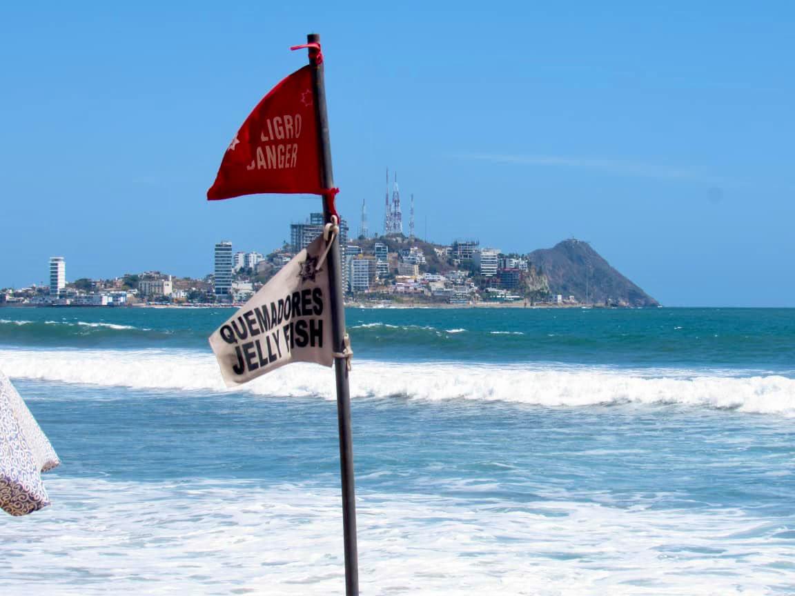 $!Autoridades exhortan a bañistas a extremar precauciones ante la presencia de corrientes marinas y quemadores, en Mazatlán