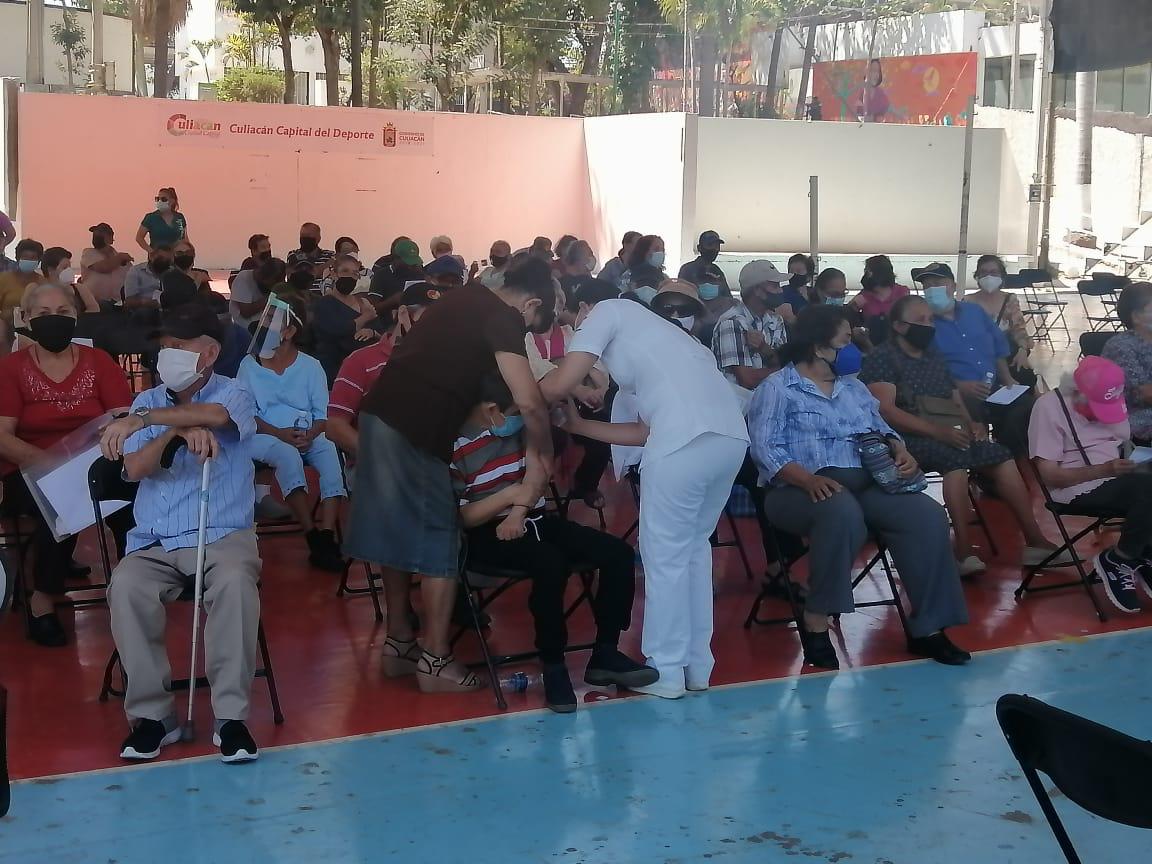 $!Héctor, de 61 años y con síndrome Down, recibe la vacuna de la mano de su hermana