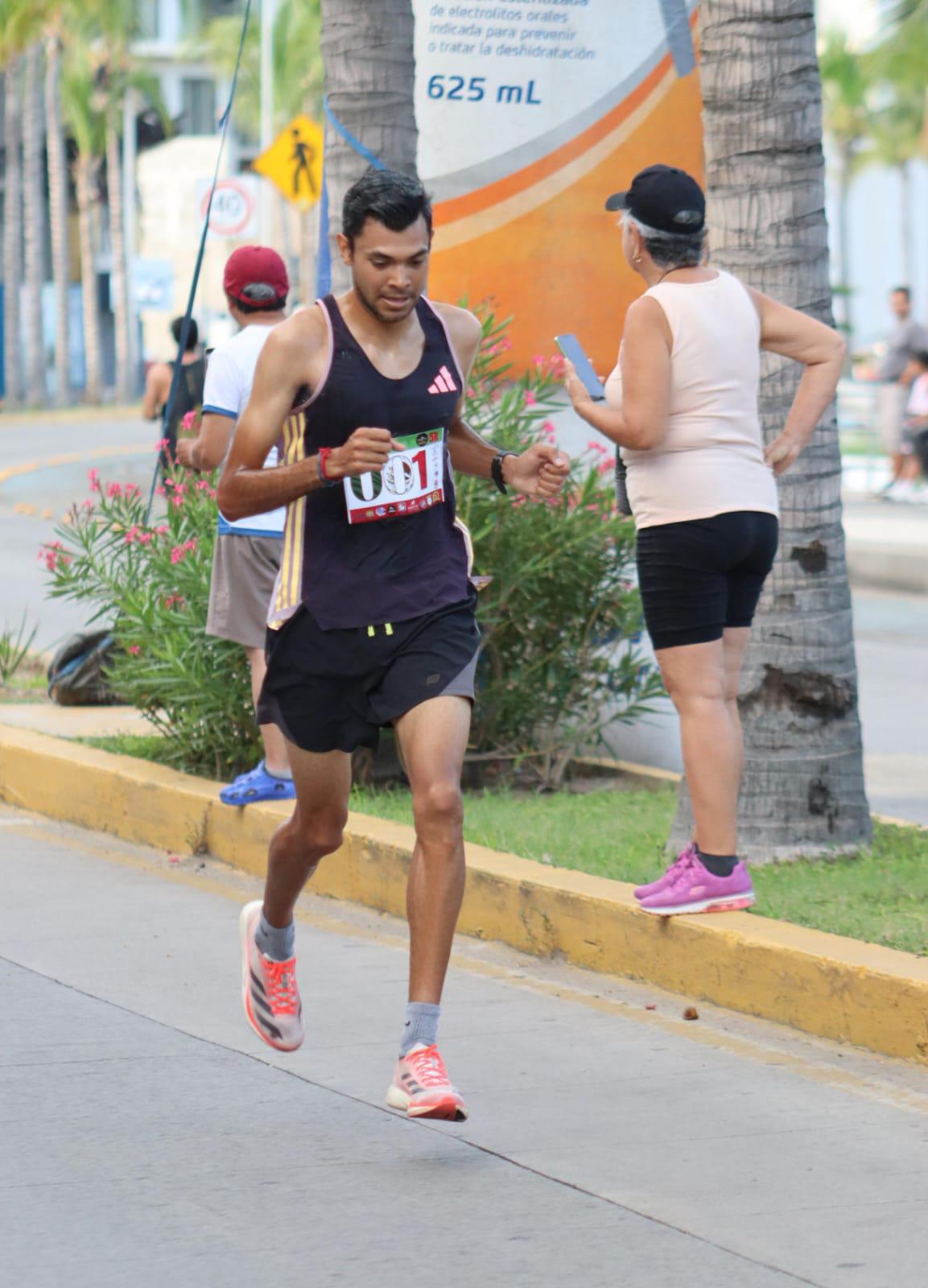 $!Alrededor de 300 corredores se unen a la Carrera con Causa PABS, en Mazatlán