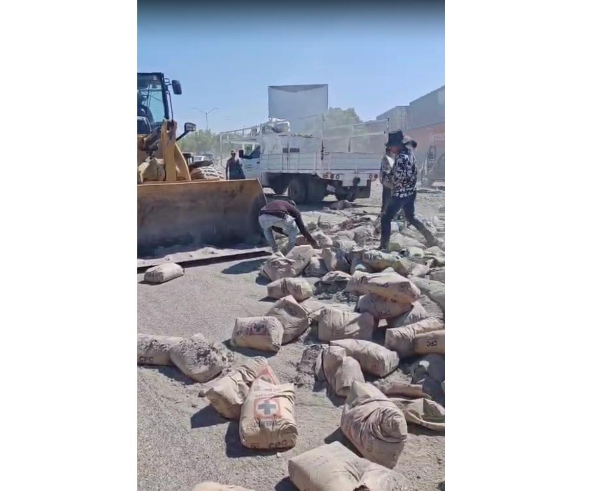 $!En La Cruz de Elota, tren embiste a tráiler cargado de cemento; no se reportan lesionados