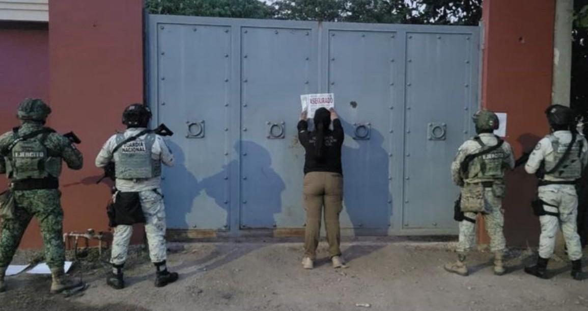 $!Asegura FGR inmueble con vehículos robados y equipo táctico en el ejido Comanito, Culiacán