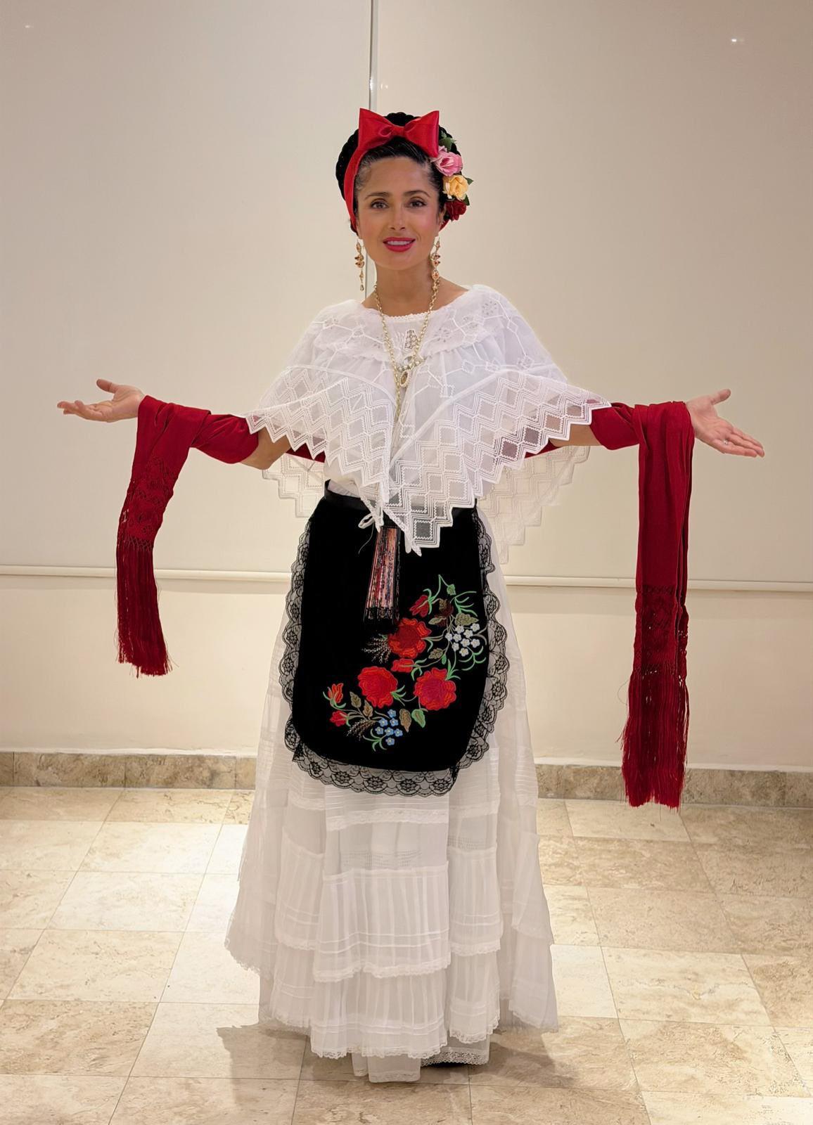 $!Vuelve Salma Hayek a su natal Veracruz vestida de jarocha