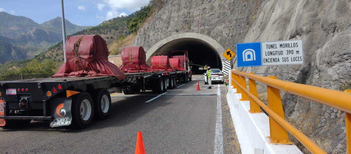 $!Vuelca tráiler dentro de un túnel en la carretera Mazatlán-Durango; el conductor resulta ileso