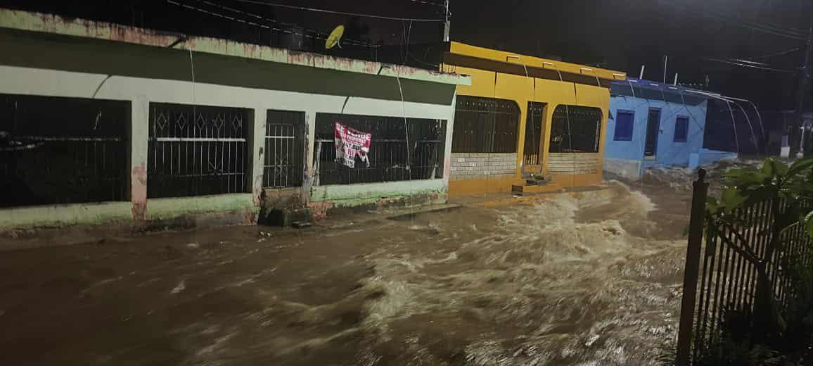$!Fuertes lluvias convierten calles en caudalosos arroyos e ingresa a hogares en Rosario