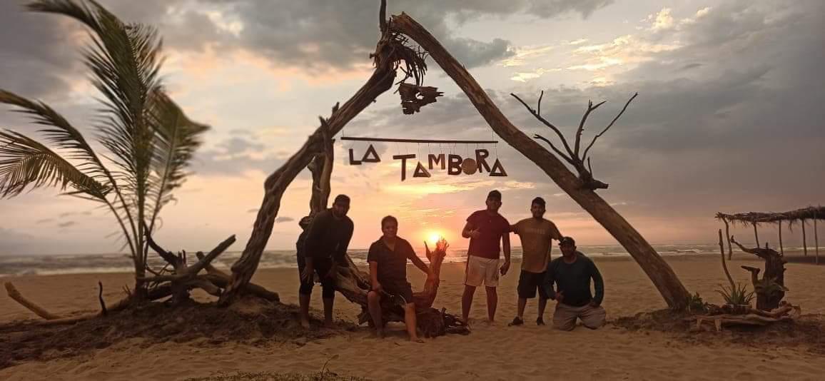 $!Playa La Tambora, en Teacapán, presume su parador fotográfico