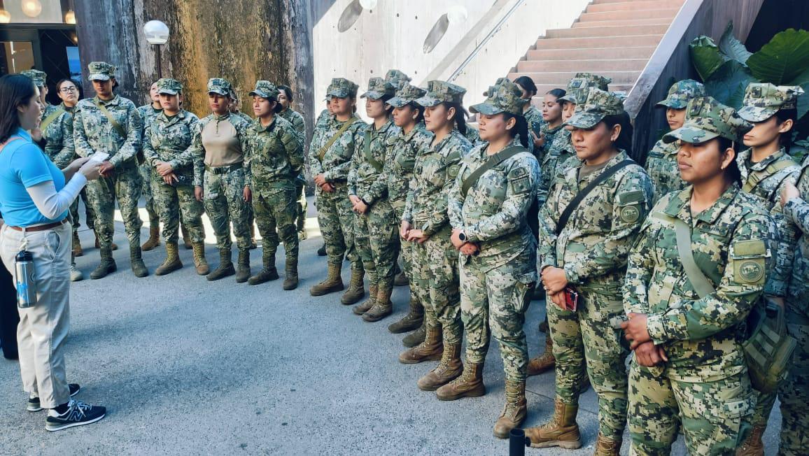 $!Mujeres de las Fuerzas Armadas conmemoran el Día de la Mujer en un recorrido por el Gran Acuario Mazatlán