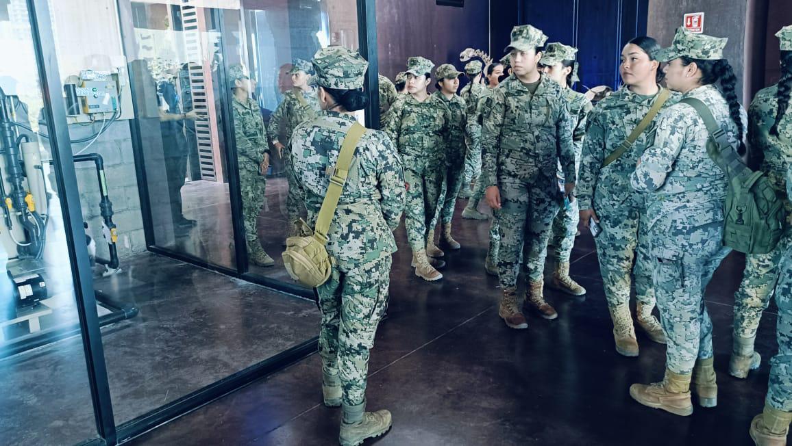 $!Mujeres de las Fuerzas Armadas conmemoran el Día de la Mujer en un recorrido por el Gran Acuario Mazatlán