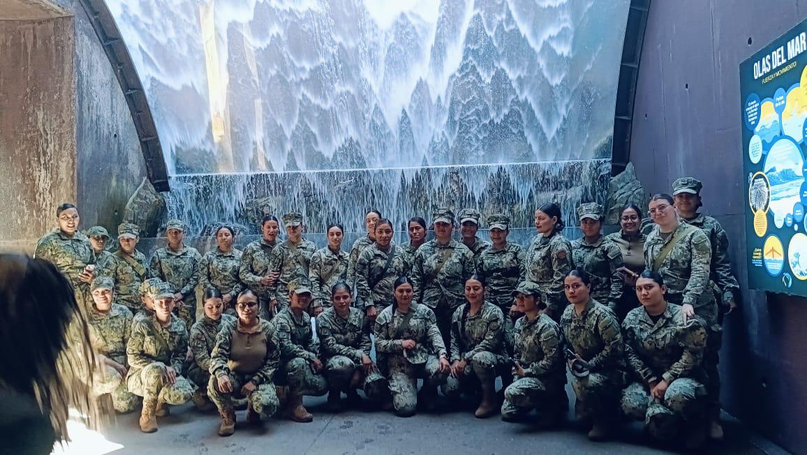 $!Mujeres de las Fuerzas Armadas conmemoran el Día de la Mujer en un recorrido por el Gran Acuario Mazatlán