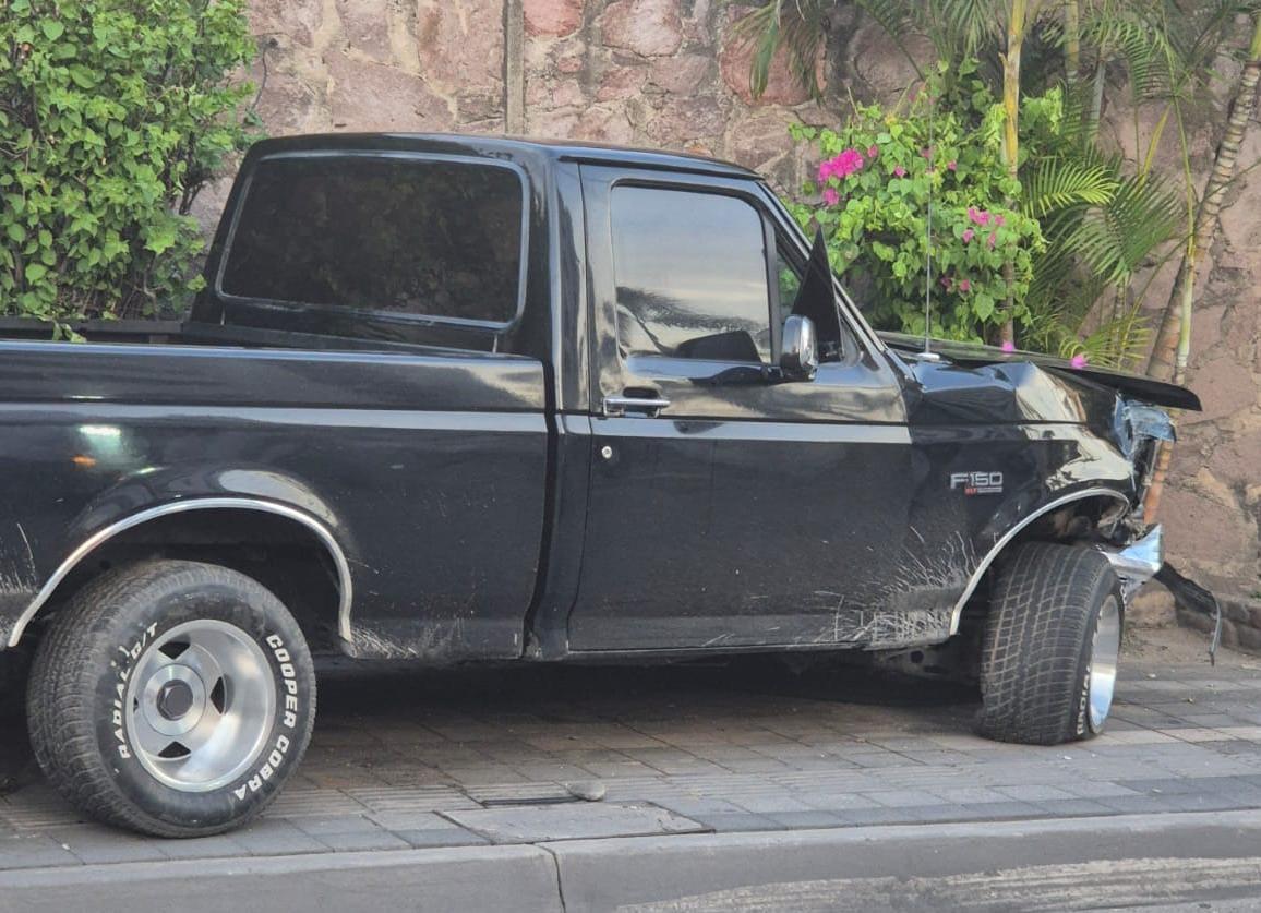 $!Conductor pierde control de su camioneta y derriba luminaria de la Zona Dorada de Mazatlán