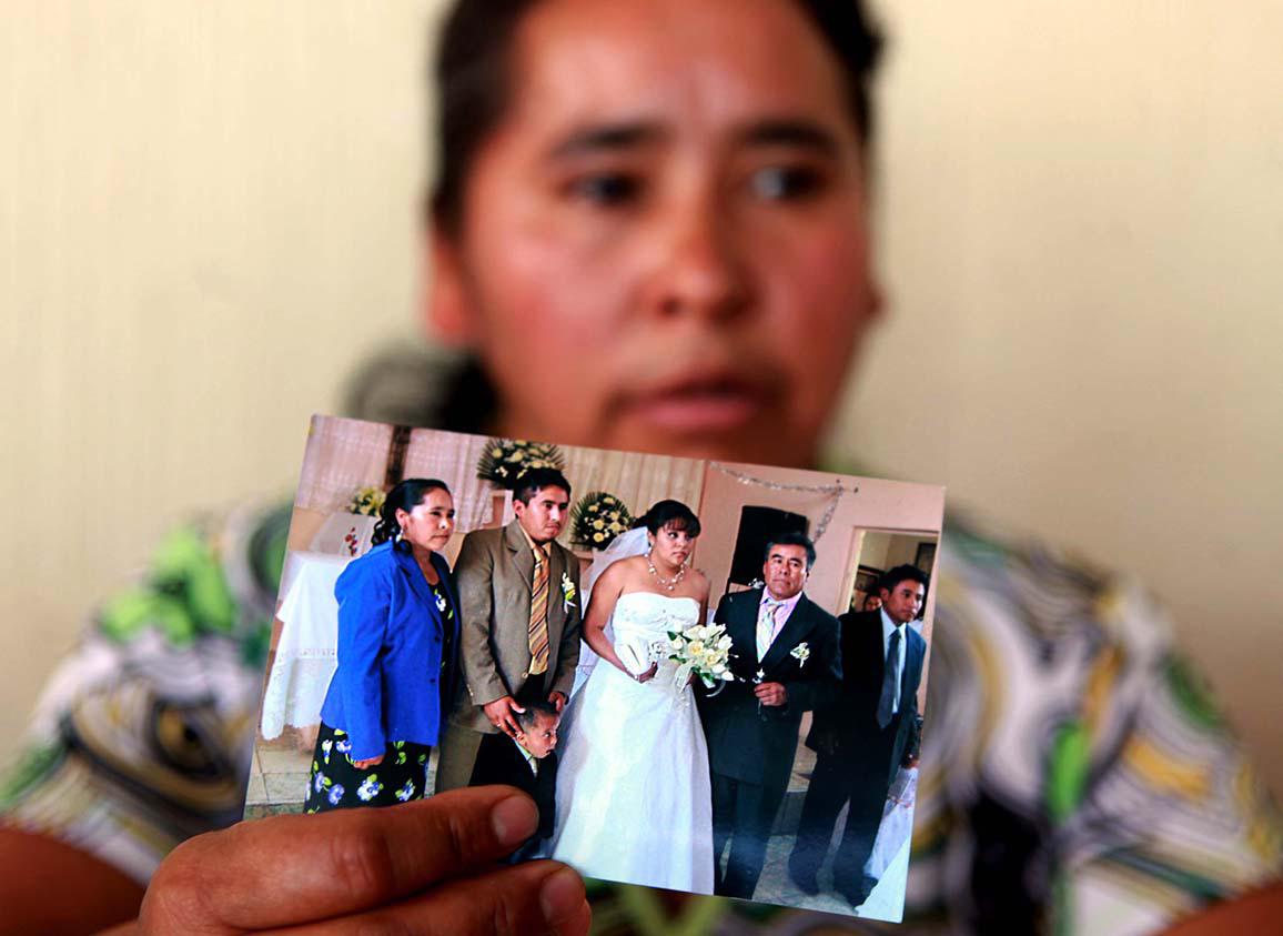 $!María del Tránsito Martínez Mosqueda, muestra una foto de su hijo Gerardo, quien desapareció cuando viajaba en un autobús por Tamaulipas, en abril del 2011. Cortesía.