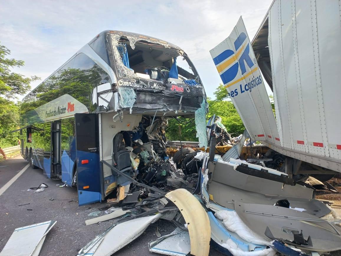 $!Chocan de frente autobús y tráiler; hay dos muertos y 14 lesionados; sinaloenses venían a bordo